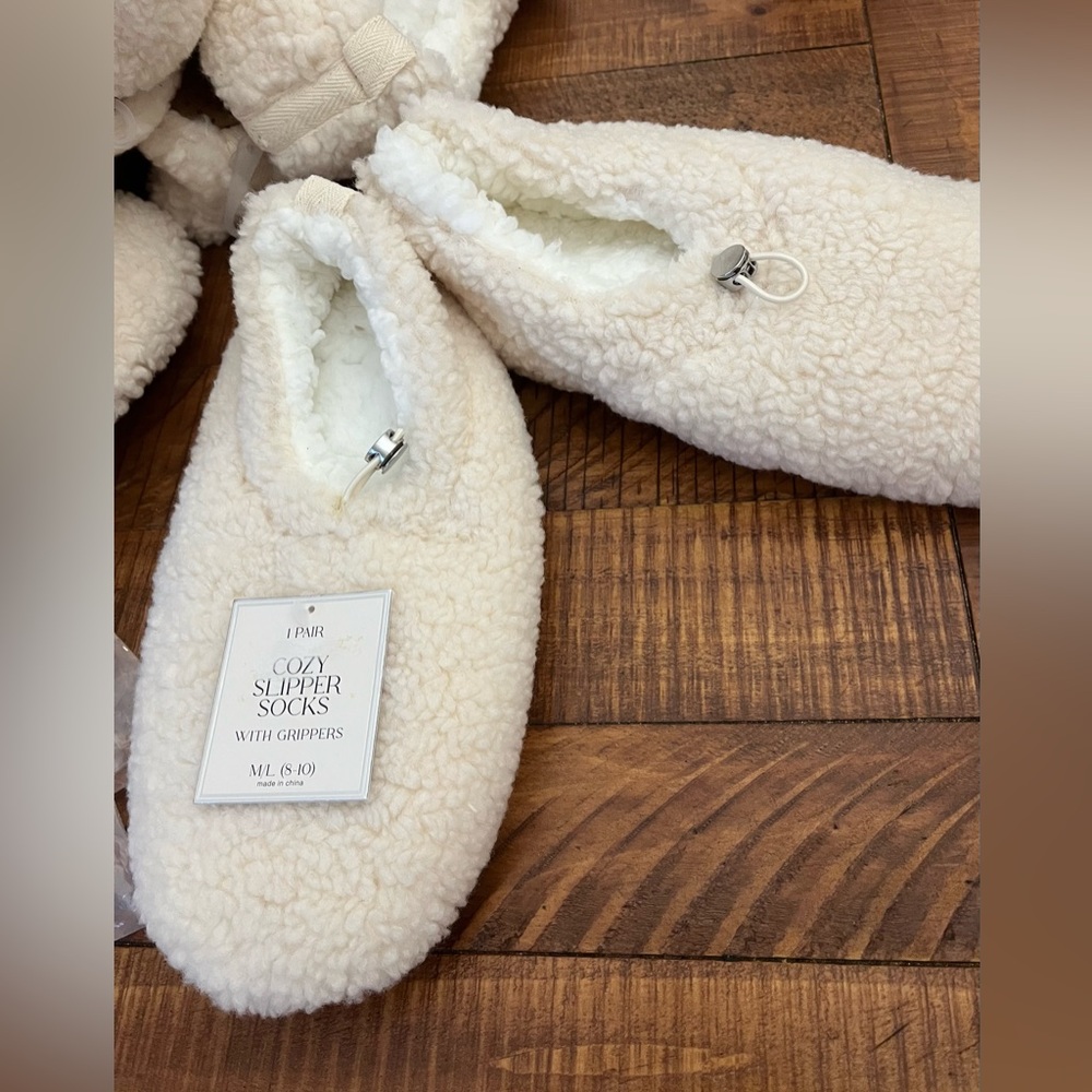 NWT Target Cozy Slipper Socks w Grip Faux Fur Shearling Off White - Picture 2 of 9